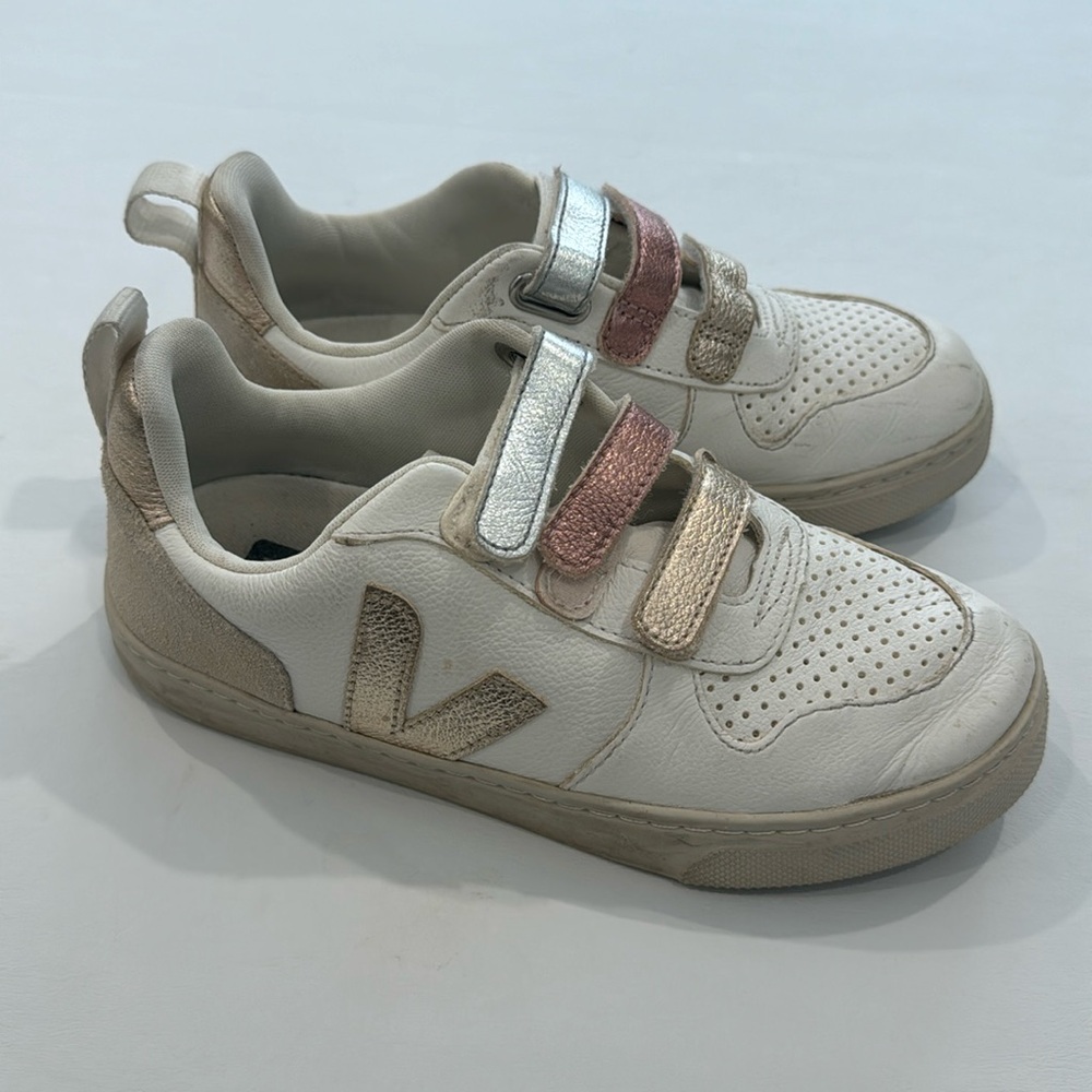 Veja girls sneakers 
Size 35
Good used condition
